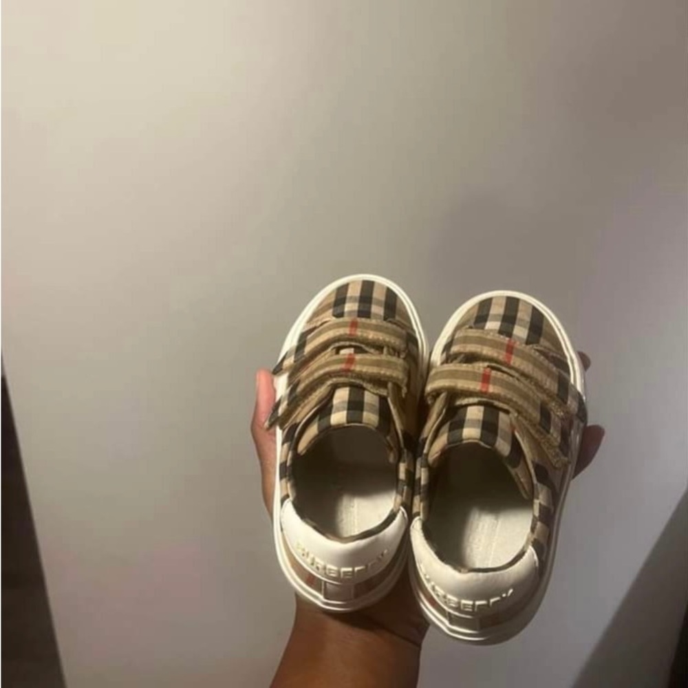 I’m selling my daughters old shoes. There were worn 2 times. No box